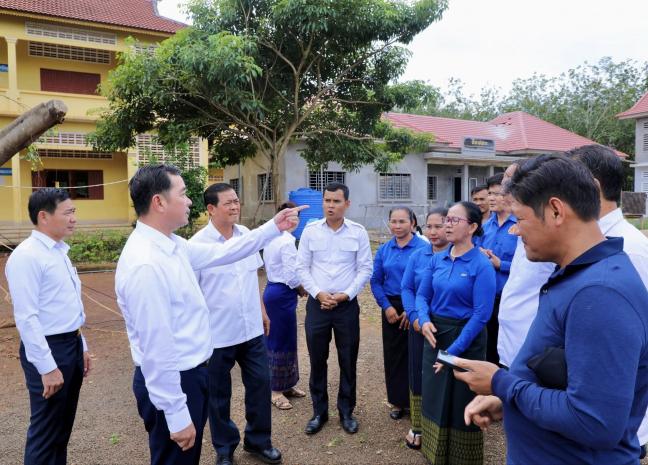 អភិបាលខេត្តកំពង់ចាម ចុះពិនិត្យវឌ្ឍនភាពនៃការសាងសង់ អគារសិក្សាថ្មី និងទីចាត់ការ ១ខ្នង