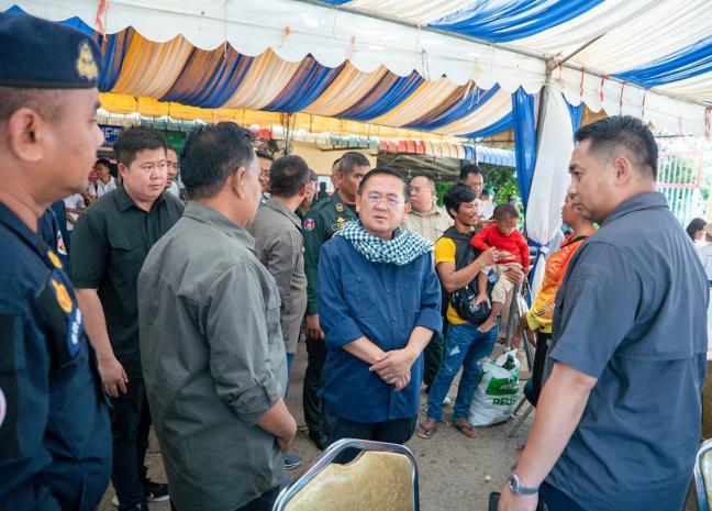 អភិបាលខេត្តបាត់ដំបង ទទួលស្វាគមន៍បងប្អូនពលករវិលត្រលប់មកពីប្រទេសថៃវិញ នៅច្រកទ្វារព្រំដែនអន្តរជាតិដូង