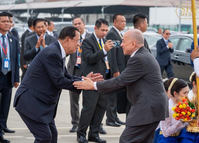 សម្ដេចតេជោ ហ៊ុន សែន និងសម្ដេចកិត្តិព្រឹទ្ធបណ្ឌិត ប៊ុន រ៉ានី ហ៊ុនសែន អញ្ជើញថ្វាយព្រះរាជដំណើរព្រះមហាក្សត្រ និងសម្ដេចម៉ែ យាងទៅទីក្រុងប៉េកាំង ប្រទេសចិន