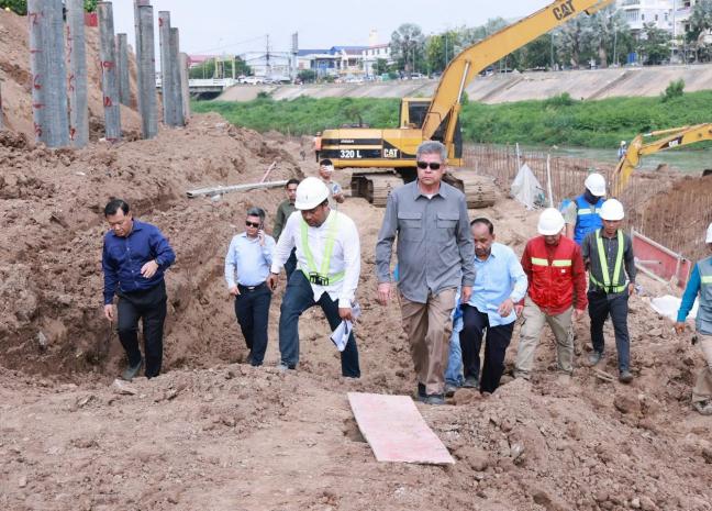 អភិបាលខេត្តកណ្តាល ចុះពិនិត្យទីតាំងការដ្ឋានសាងសង់ និងកែលម្អច្រាំងស្ទឹងព្រែកត្នោតប៉ែកខាងត្បូងស្ទឹង ក្នុងសង្កាត់តាខ្មៅ