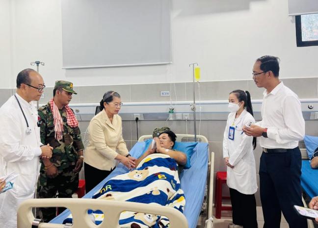 សម្តេច ម៉ែន សំអន អញ្ជើញសួរសុខទុក្ខកងទ័ពដែលកំពុងសម្រាកព្យាបាលនៅមន្ទីរពេទ្យព្រះកេតុមាលា