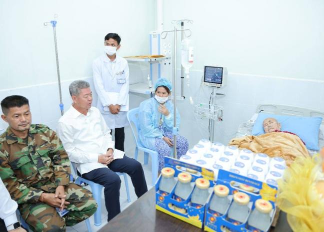 ឯកឧត្ដម គួច ចំរើន អញ្ជើញសួរសុខទុក្ខម្ដាយ វីរកងទ័ពជួរមុខ កំពុងសម្រាកព្យាបាលនៅមន្ទីរពេទ្យតេជោ សែនកោះធំ