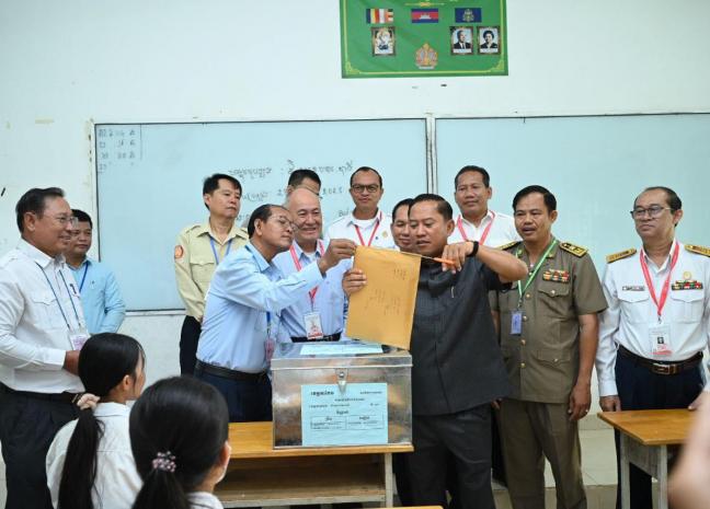 អភិបាលខេត្តតាកែវ៖ ក្មួយៗទាំងអស់ខិតខំប្រឹងប្រែងធ្វើវិញ្ញាសាឱ្យអស់ពីសមត្ថភាព ព្រោះការប្រឡងបាក់ឌុបឆ្នាំនេះ នៅតែតឹងតែងដូចឆ្នាំមុនៗដដែល គឺ «អ្នកចេះគឺជាប់»