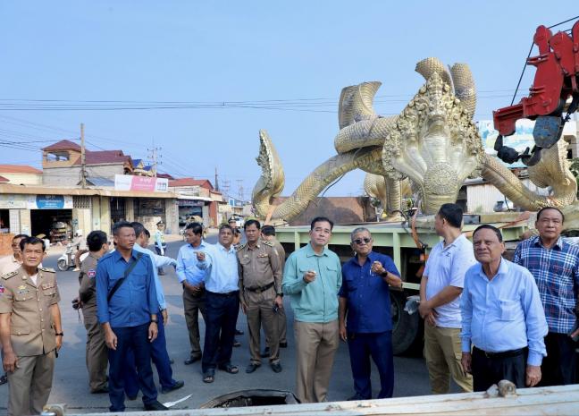 អភិបាលខេត្តកំពង់ចាម អញ្ជើញចុះពិនិត្យវឌ្ឍនភាពការងារសាងសង់រូបសំណាកនាគព័ន្ធថ្មី