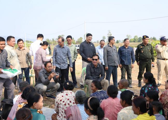 អភិបាលខេត្តពោធិ៍សាត់ អញ្ជើញដោះស្រាយកង្វល់ប្រជាពលរដ្ឋដល់មូលដ្ឋាន នៅឃុំផ្ទះរុង ស្រុកតាលោសែនជ័យ