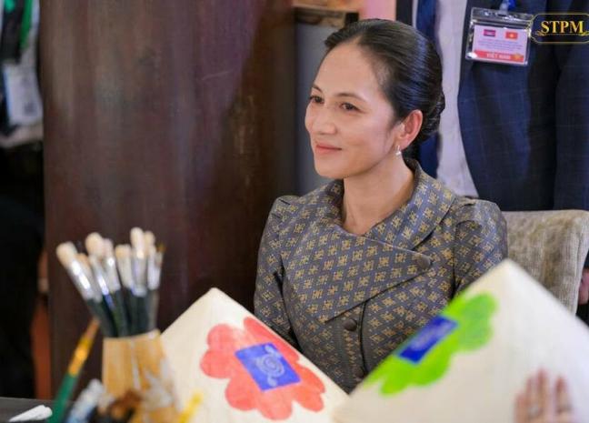 លោកជំទាវបណ្ឌិត ពេជ ចន្ទមុន្នី ហ៊ុនម៉ាណែត អញ្ជើញទស្សនាប្រាសាទ Temple of Literature នៅរដ្ឋធានីហាណូយ រួមជាមួយភរិយាថ្នាក់ដឹកនាំអាស៊ាន