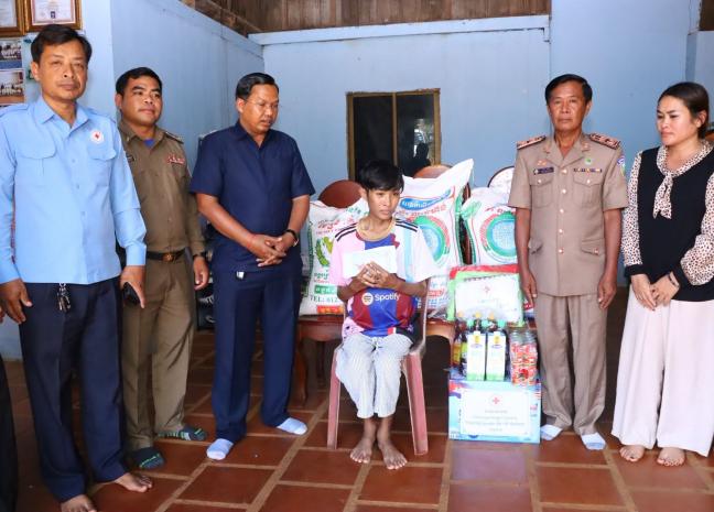 អតីតសិស្សនិទ្ទេស A ម្នាក់ ដែលមានជំងឺ ទទួលបានអំណោយពីរដ្ឋបាលខេត្តមណ្ឌលគិរី និងអ្នកឧកញ៉ា  អ៉ឹង ស៊ីតាតវីរៈ
