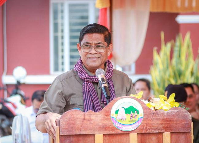 ឯកឧត្តម ញ៉ែម សំអឿន អភិបាល នៃគណៈអភិបាលខេត្តរតនគិរី និងលោកជំទាវ អញ្ជើញសំណេះសំណាល និងចែកអំណោយជូនគ្រួសារជនភៀសសឹក គ្រួសារវីរកងទ័ព គ្រួសារវីរនគរបាល គ្រួសារអតីតយុទ្ធជន និងនិវត្តន៍ជន គ្រួសារជួបការខ្វះខាត ស្ត្រីមេម៉ាយ ចាស់ជរា កុមារកំព្រា នៅស្រុកអណ្តូងមាស ចំនួន១៩៥គ