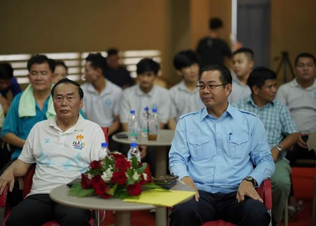 ឯកឧត្តម តាក វណ្ណថាអ្នកតំណាងរាស្រ្តមណ្ឌលខេត្តព្រះសីហនុ ឯកឧត្តម ជាម សុភា អគ្គលេខាធិការសហព័ន្ធកីឡាវាយសីកម្ពុជា និងលោក ម៉ាង ស៊ីណេត អភិបាលរងខេត្តព្រះសីហនុ អញ្ជើញបិទការប្រកួតកីឡាវាយសីជ្រើសរើសជើងឯក ធីអ័រ ហូប ឆ្នាំ២០២៤