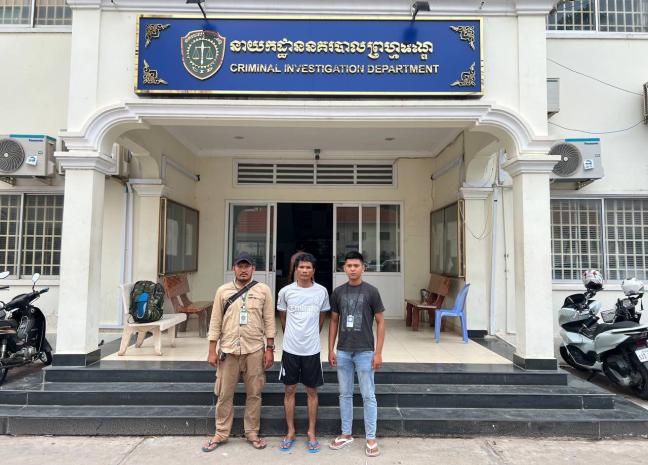 កម្លាំងនាយកដ្ឋាននគរបាលព្រហ្មទណ្ឌ ដឹកនាំស្រាវជ្រាវបង្ក្រាបករណីចាក់សាំងដុតជនជាតិចិន នៅសណ្ឋាគារអន្ដរជាតិខេត្តព្រះសីហនុ, ជនដៃដល់ត្រូវចាប់ខ្លួនបាននៅខេត្តកំពង់ឆ្នាំង